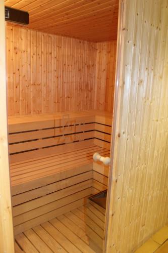 a sauna with wooden walls and a wooden floor at Hotel Leonor de Aquitania in Cuenca