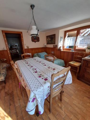 une chambre avec un grand lit dans une pièce dans l'établissement Gîte aux Sapins, à Sainte-Marie-aux-Mines