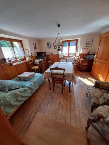 un salon avec une table et un canapé dans l'établissement Gîte aux Sapins, à Sainte-Marie-aux-Mines