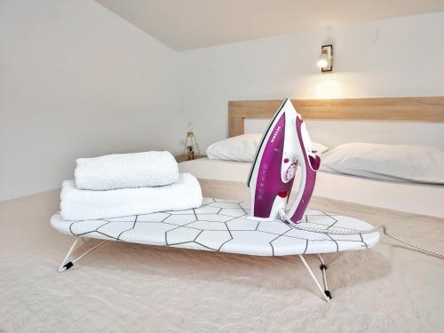 een kamer met een surfplank op een tafel bij Apartments Monako in Herceg-Novi