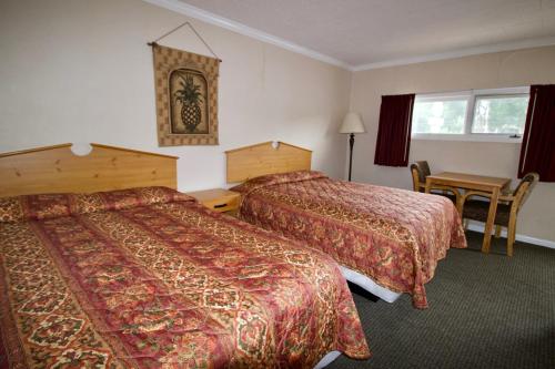 Tempat tidur dalam kamar di Oakdell Motel WATERFORD CT