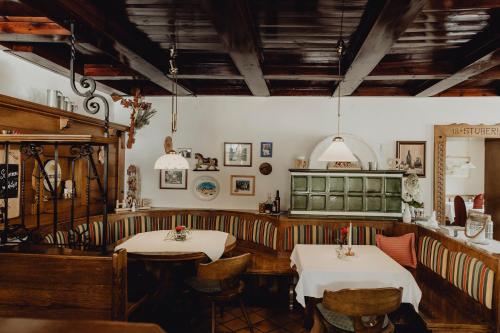 restauracja z dwoma stolikami w pokoju w obiekcie Landgasthof zur Linde Laaben w mieście Laaben