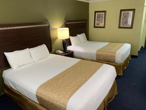 Katil atau katil-katil dalam bilik di Travelodge by Wyndham Odessa