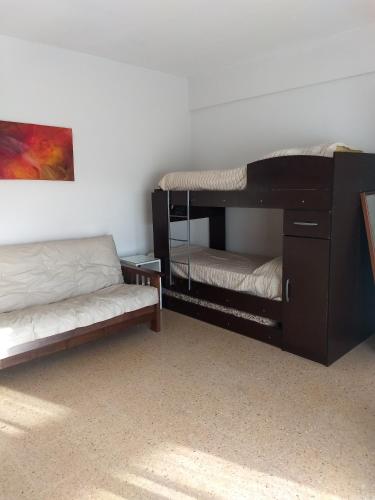 Una cama o camas cuchetas en una habitación  de Edificio Nino