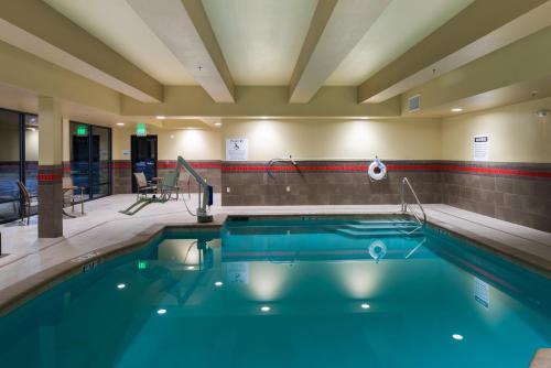una piscina en una habitación de hotel con piscina en Holiday Inn Express Redwood National Park, an IHG Hotel, en Klamath
