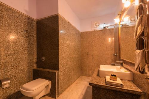 a bathroom with a toilet and a sink at Hotel Helsinki House in Jaisalmer