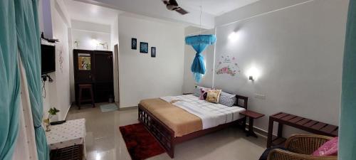 Una cama o camas en una habitación de Periyar Inn