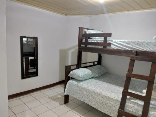 阿拉胡埃拉的住宿－Departamentos Patricia，一间卧室配有两张双层床和镜子