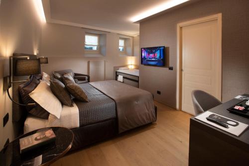 a hotel room with a bed and a television at CIVIICO in Barolo