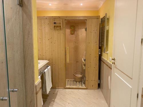 uma casa de banho com WC num quarto com paredes de madeira em Casa Marietta em Forza dʼAgro