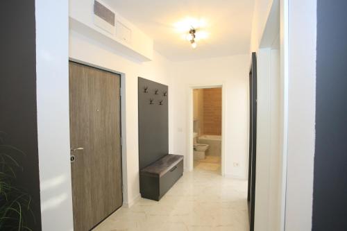 a hallway with a bathroom with a toilet and a door at Apartament Prima Nufarul Ralu in Oradea