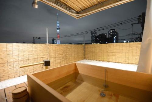 y baño con bañera y aseo. en 葡萄の長屋, en Tokio