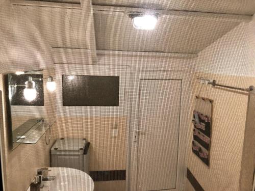 uma casa de banho com um WC, um lavatório e um espelho. em Alexander's em Kritharia