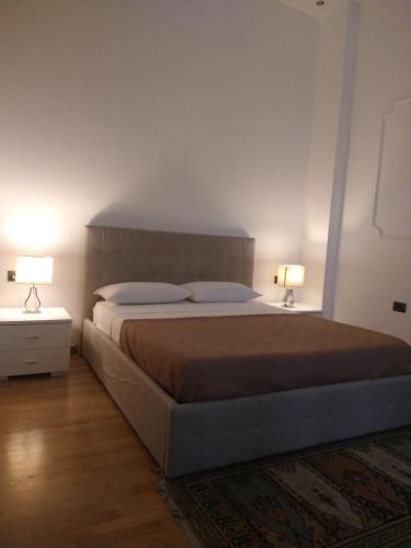 ein Schlafzimmer mit einem großen Bett und zwei Lampen in der Unterkunft La dimora dei borbone in Neapel