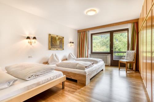 2 camas en una habitación con ventana en Panoramavilla Bludenz by A-Appartments en Bludenz