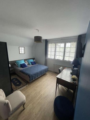 une chambre avec un lit, un canapé et une table dans l'établissement Domaine d'Aveluy, à Aveluy