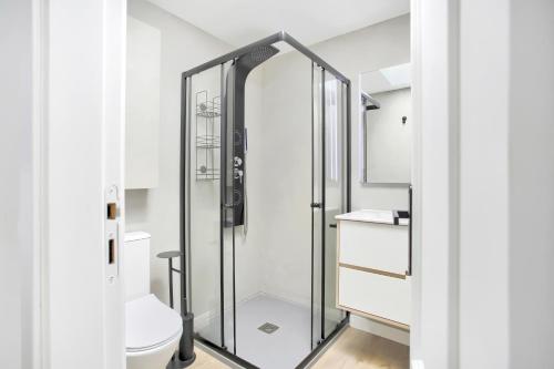 een badkamer met een douche en een toilet bij LUXURY PENTHOUSE, Best Sunset, HEATED POOL, Fast WiFi in Adeje