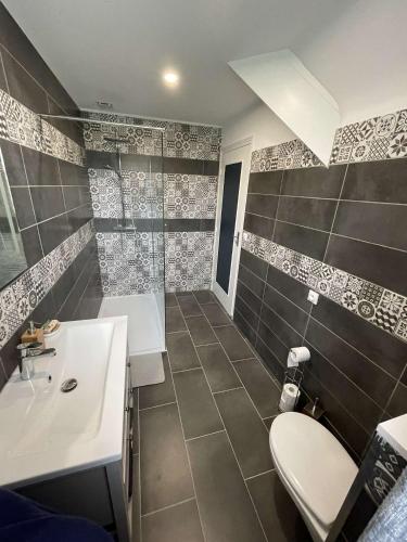 une salle de bain avec une douche, un lavabo et des toilettes dans l'établissement Domaine d'Aveluy, à Aveluy