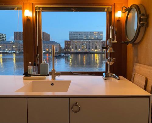 Gallery image of Stunning boat with a view in Amsterdam