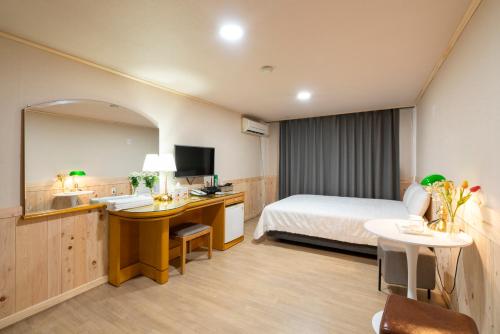 Postel nebo postele na pokoji v ubytování New Jeju Hotel