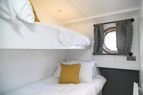 Giường trong phòng chung tại The Liverpool Boat