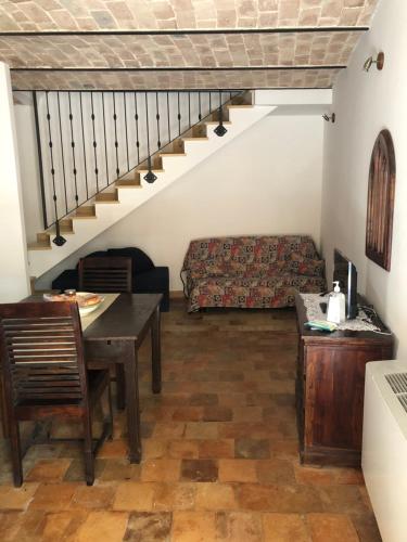 a living room with a couch and a table at Il Minotauro B&B a 5 minuti da Popoli in Vittorito