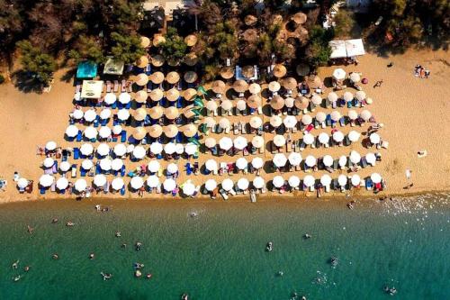 een luchtzicht op een strand met parasols bij Grand Seaview Retreat - walk to the beach in Neoi Epivatai