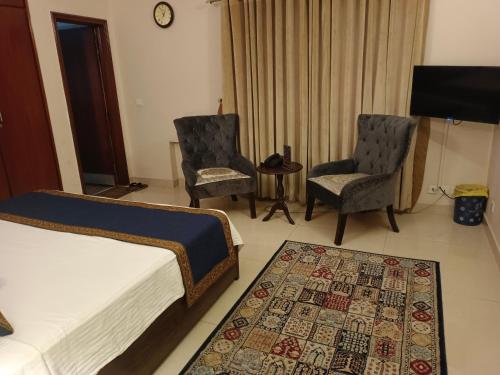 TV a/nebo společenská místnost v ubytování Hotel Gulberg Grand