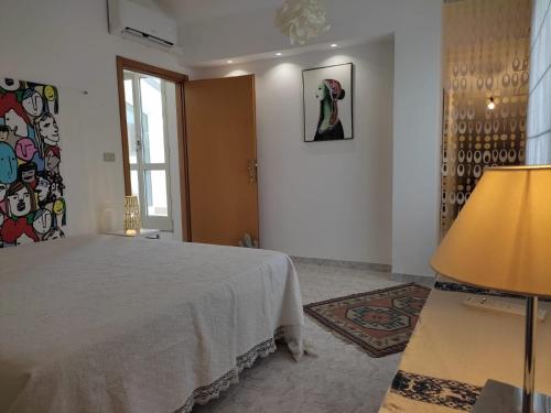 - une chambre avec un lit blanc et une fenêtre dans l'établissement Casa Vacanza Le Nid d'Assise, à Bastia Umbra