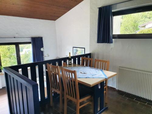 ein Esszimmer mit einem Tisch und Stühlen in der Unterkunft Ferienhaus Stausee Eifel in Biersdorf