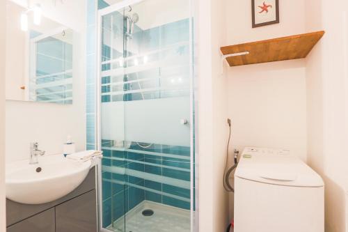 La salle de bains est pourvue d'une douche, de toilettes et d'un lavabo. dans l'établissement "CHAMPÊTRE" Confort, à Clermont-Ferrand