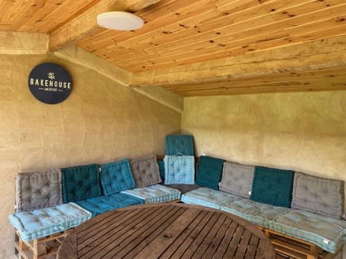 un salon avec un canapé et une table en bois dans l'établissement GiteDordogne, à Jumilhac-le-Grand