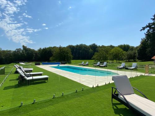 - une piscine entourée de chaises longues dans l'établissement GiteDordogne, à Jumilhac-le-Grand