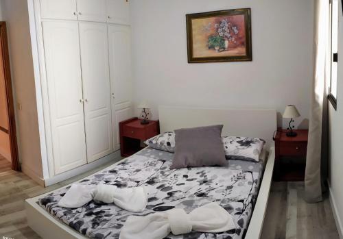 1 dormitorio pequeño con 1 cama y 2 mesitas de noche en Apartment Tenerife Sur II, en San Isidro