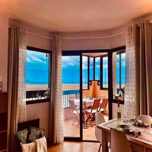 - un salon avec vue sur l'océan dans l'établissement Paradise Apartment, à Corralejo