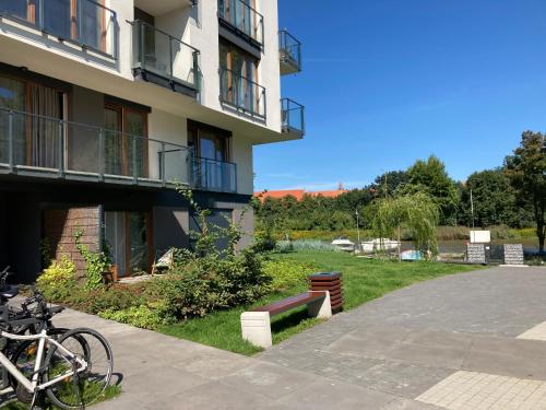 budynek z rowerami zaparkowanymi przed nim w obiekcie APARTAMENT Marina Port we Wrocławiu