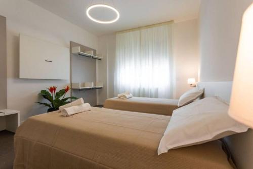 una camera d'albergo con due letti in una stanza di cefalù luxury appartament jacuzzi a Cefalù