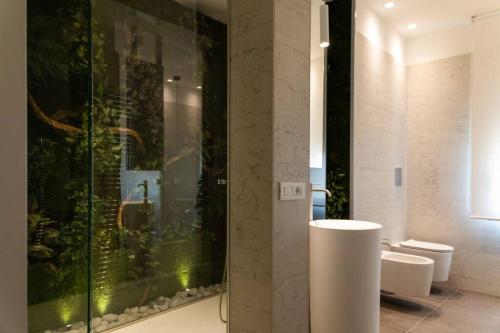 un bagno con vasca per pesci sul muro di cefalù luxury appartament jacuzzi a Cefalù