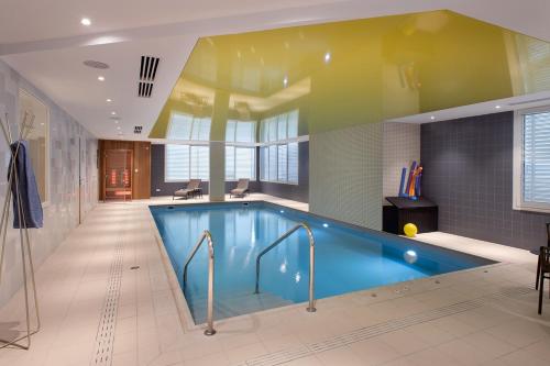 une grande piscine dans une grande pièce avec dans l'établissement DOMITYS LA BADIANE, à Marseille