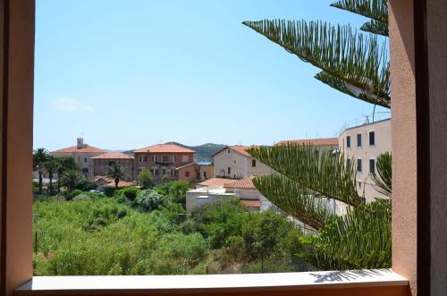 een raam met uitzicht op de stad bij Hotel Villa Marina in La Maddalena