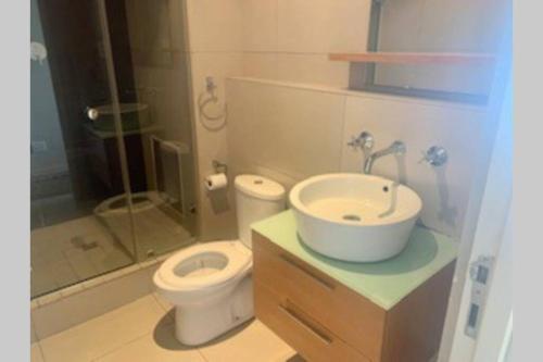een badkamer met een toilet, een wastafel en een douche bij The Waves, 302 Quayside Point Waterfront in Durban