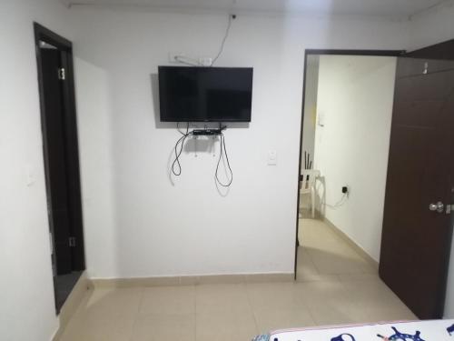 Μια τηλεόραση ή/και κέντρο ψυχαγωγίας στο Hostal Apartamentos Delgado