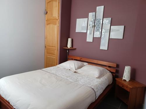 Saint-Viâtre的住宿－Les Palerées, petite maison au coeur de la Sologne des Etangs，卧室配有白色的床和紫色墙壁