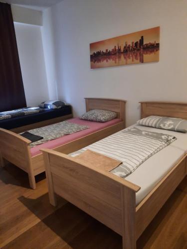 two twin beds in a room with at · High-Quality in the heart of Stuttgart 3 in Stuttgart
