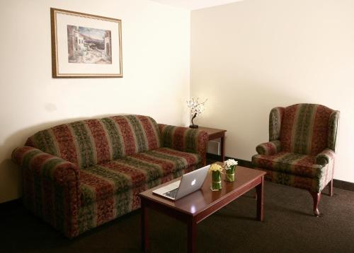 Gallery image of Foxwood Inn & Suites Drayton Valley in Drayton Valley