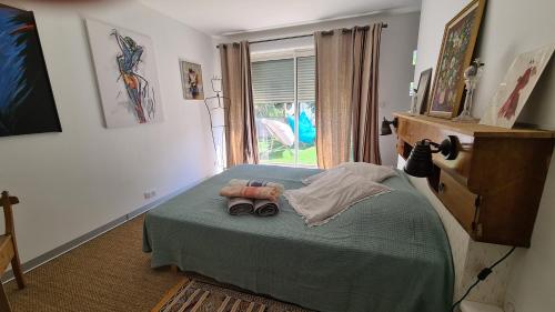 une chambre avec un lit et une fenêtre dans l'établissement L'attelu avec piscine au coeur du maquis, à Carbuccia