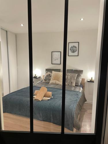 een slaapkamer met een bed en een grote spiegel bij Chaleureux appartement au cœur du Panier in Marseille