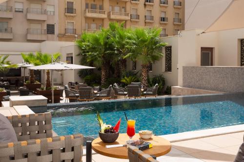 Piscine de l'établissement Novotel Tunis Lac ou située à proximité