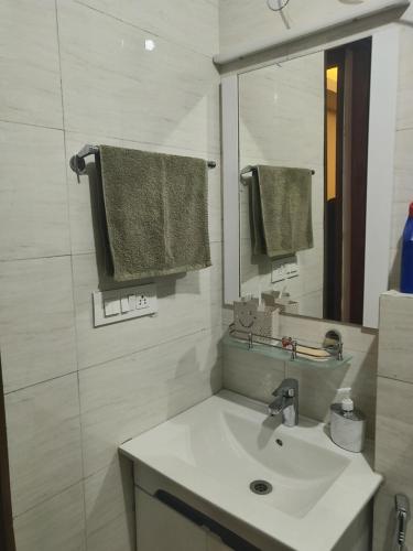 Bathroom sa 2BHK Furnished Apartment/Near Kasauli/Barog/Luv Fun & Adventure