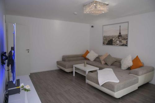 a living room with a couch and a table at Helle, Ruhige, Moderne Wohnung, 5 min zu Fa GROB in Mindelheim